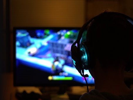 Mon enfant dépense trop pour ses jeux vidéo, que faire ?