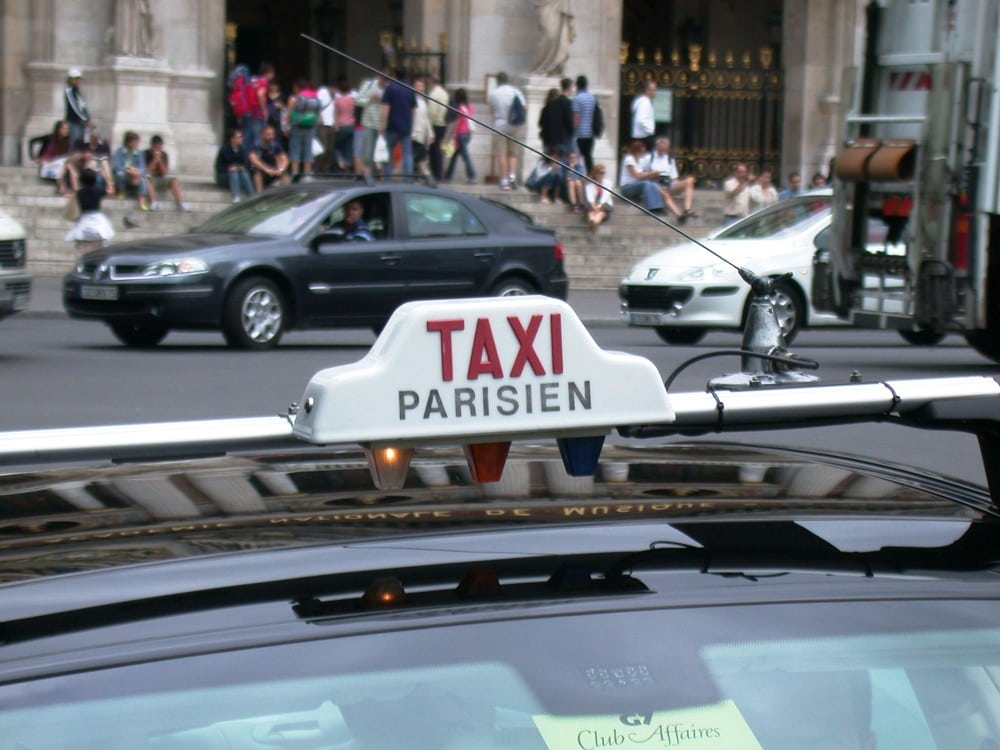Comprendre l'affrontement d'Uber et des Taxis en 3 applis